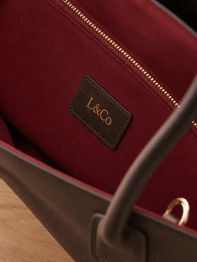 Professional fashion material macro, 3:4. The interior of the Grand Cabas de Voyage Structuré "Léona