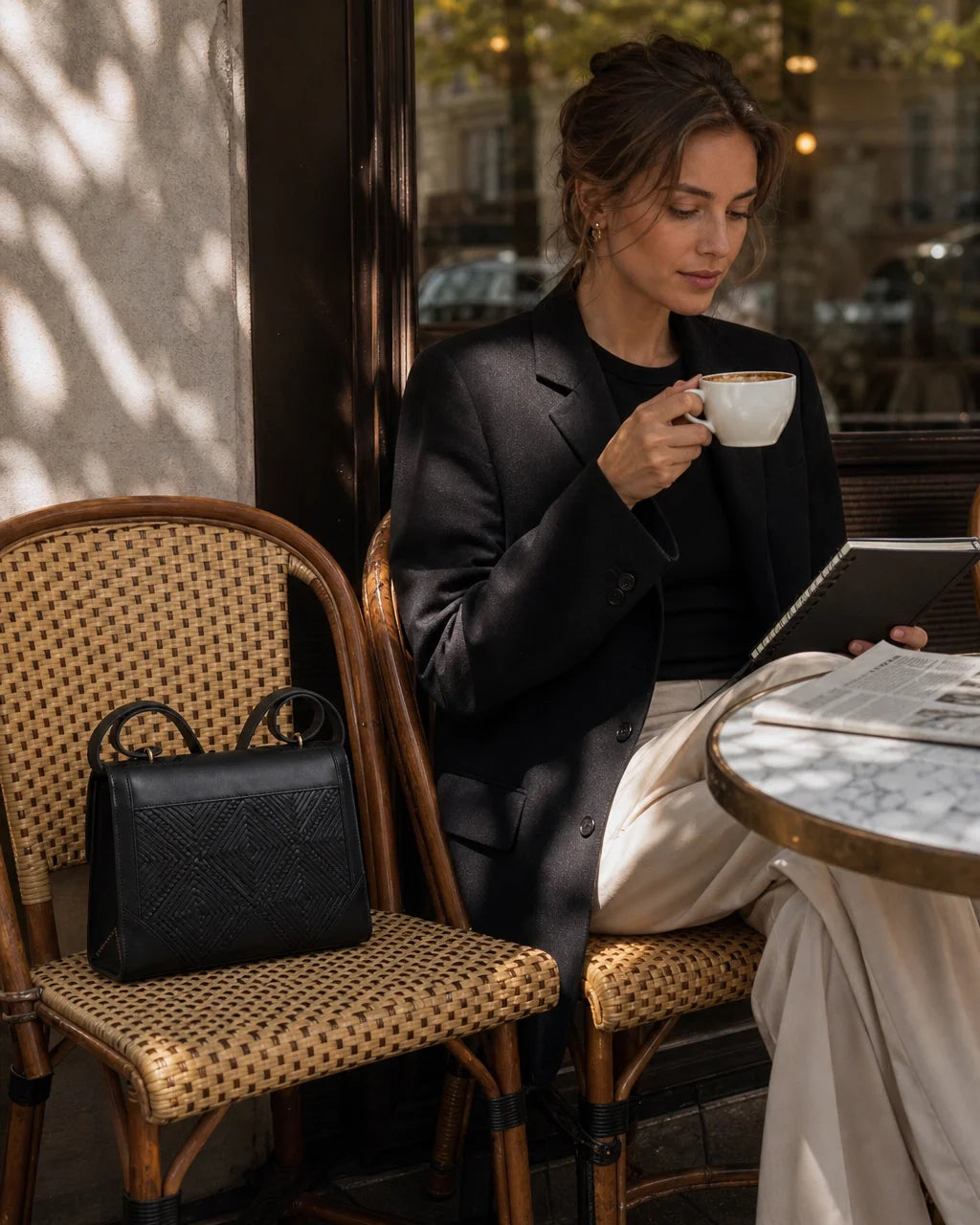 Professional fashion lookbook photograph, 4:5. The exact "City Tote Mini" in cuir noir grainé with i